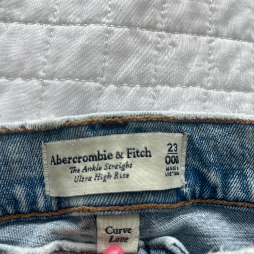 Abercrombie & Fitch Women's Light Wash Straight Leg Jeans